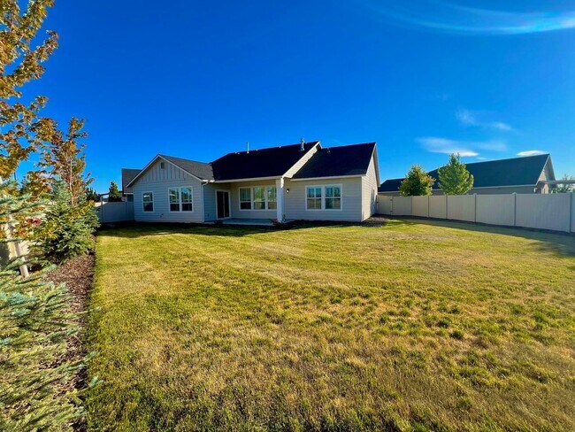 Building Photo - 4 Bedroom 3 Car Garage Single Level Meridi...