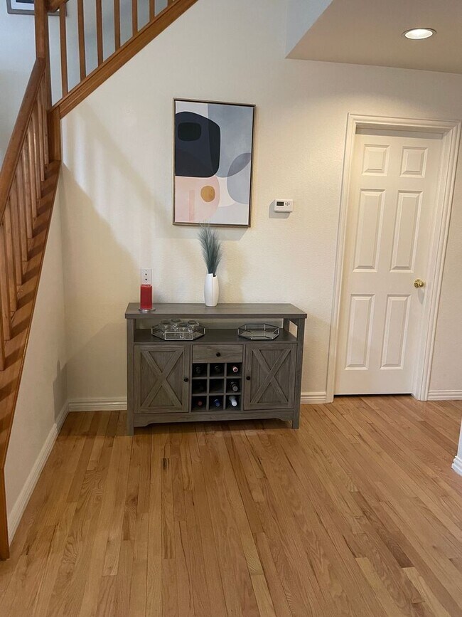 Building Photo - Charming 2BR/2.5Bath Townhome in Lowry!