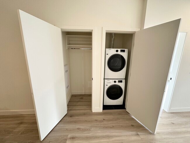 Buanderie avec placard à linge - 2635 King George Blvd
