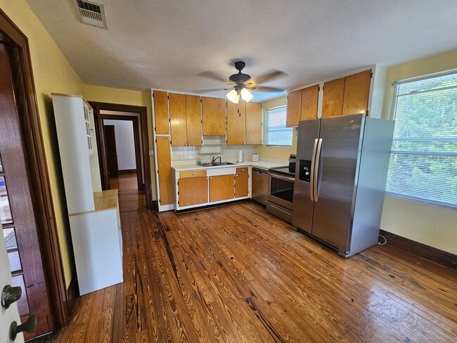 Building Photo - 644 E College Ave