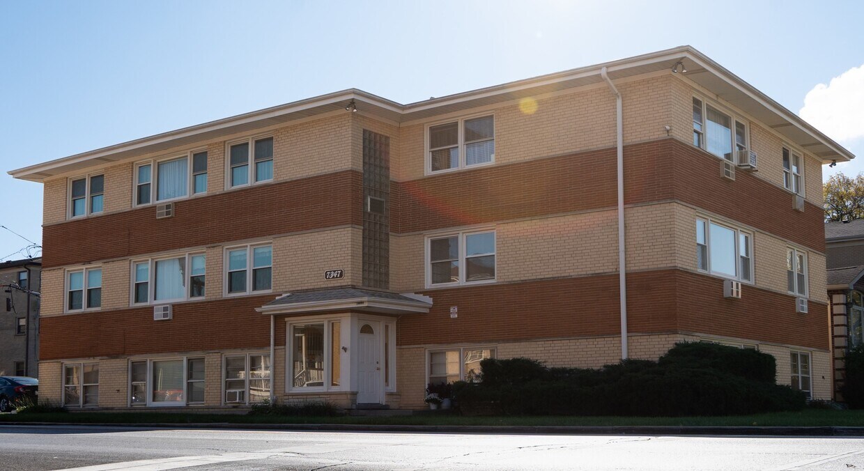 Foto principal - 7347 W Diversey Ave