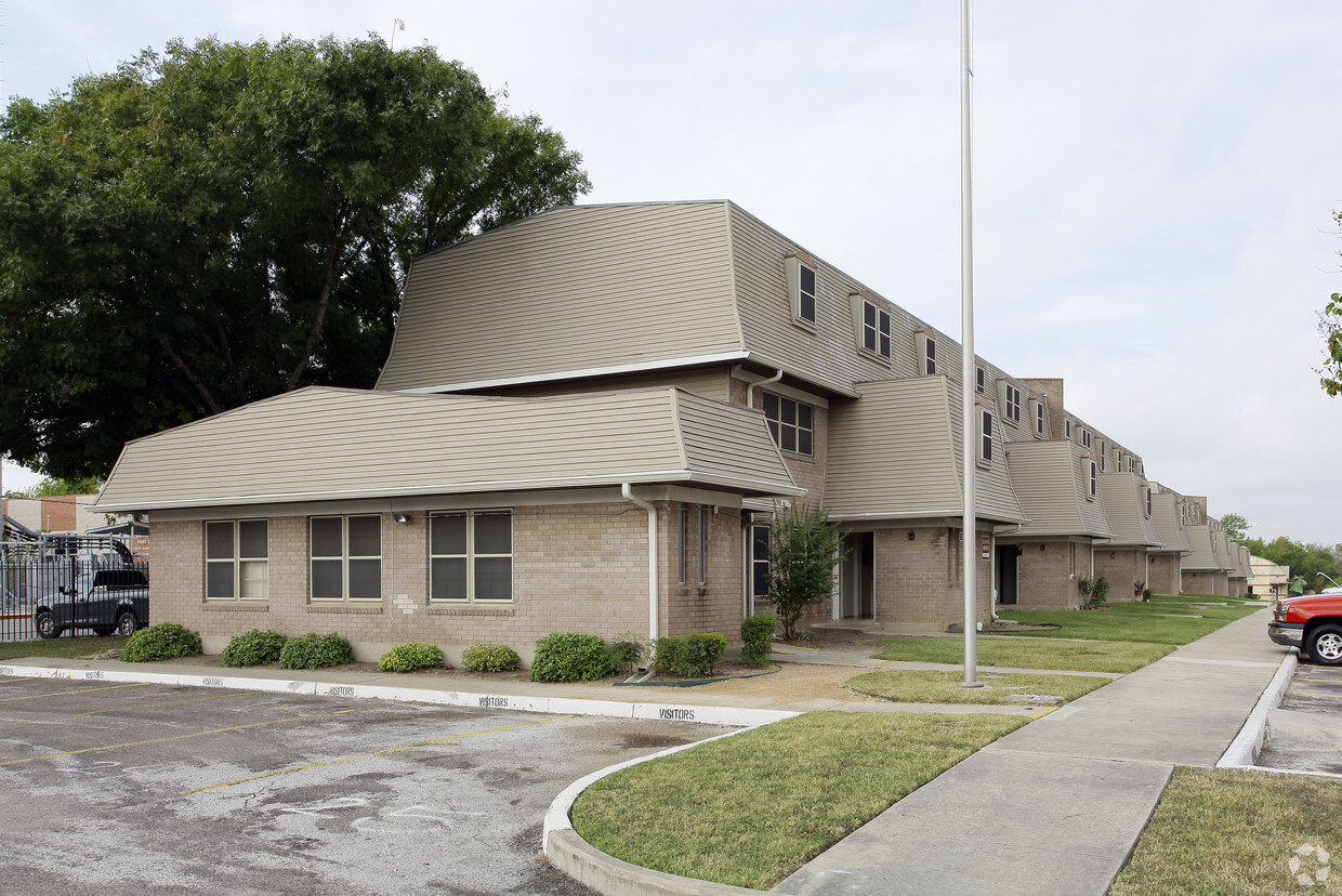 Exterior Photo - Arbors at West Avenue Apartments