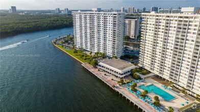 Building Photo - 500 Bayview Dr
