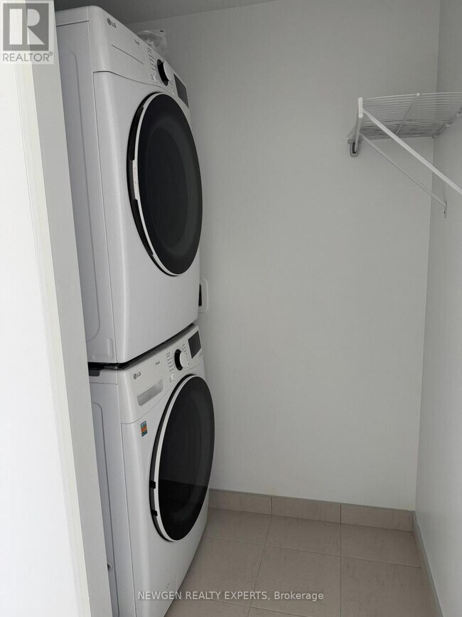 Photo du bâtiment - 395 Square One Dr