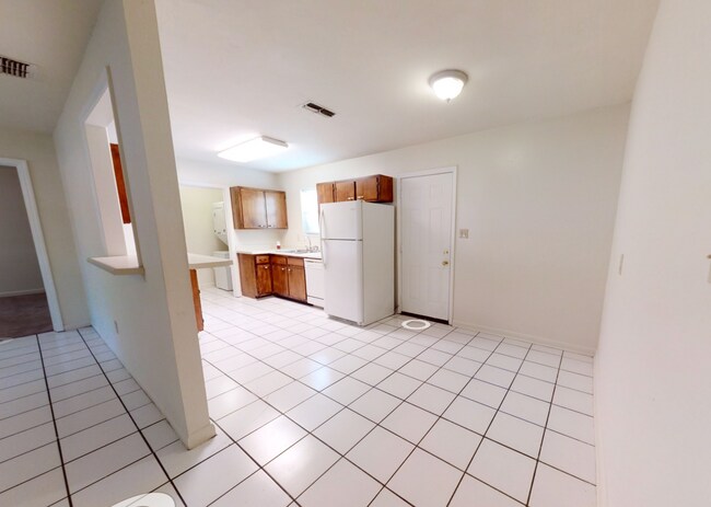 Building Photo - 824 Essex Dr