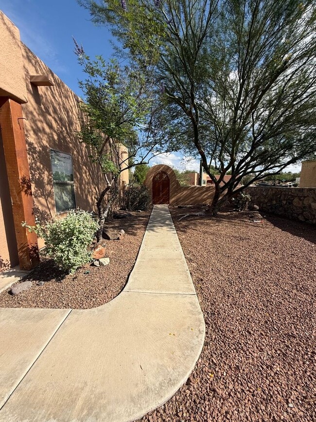 Building Photo - Beautiful 3 Bedroom Home! Available Now!
