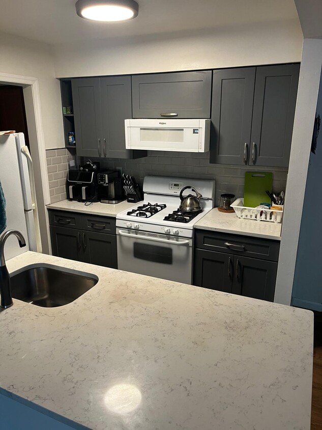 Kitchen - 205 Woodhollow Dr