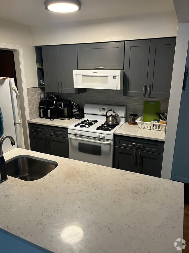 Building Photo - 205 Woodhollow Dr