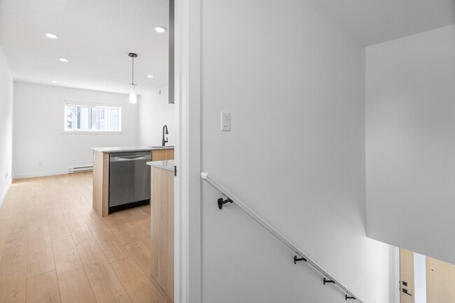 Building Photo - 9809-9153 153 St NW