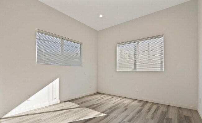 Bedroom - 848 N Sycamore Ave