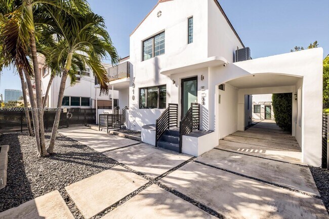 Foto del edificio - 7910 Byron Ave