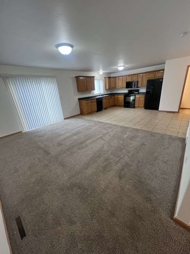 Building Photo - 4281 Estate Dr S