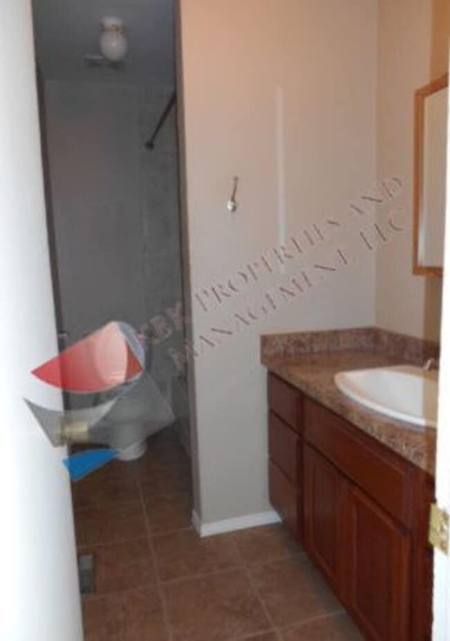 Building Photo - 720 Graf Dr