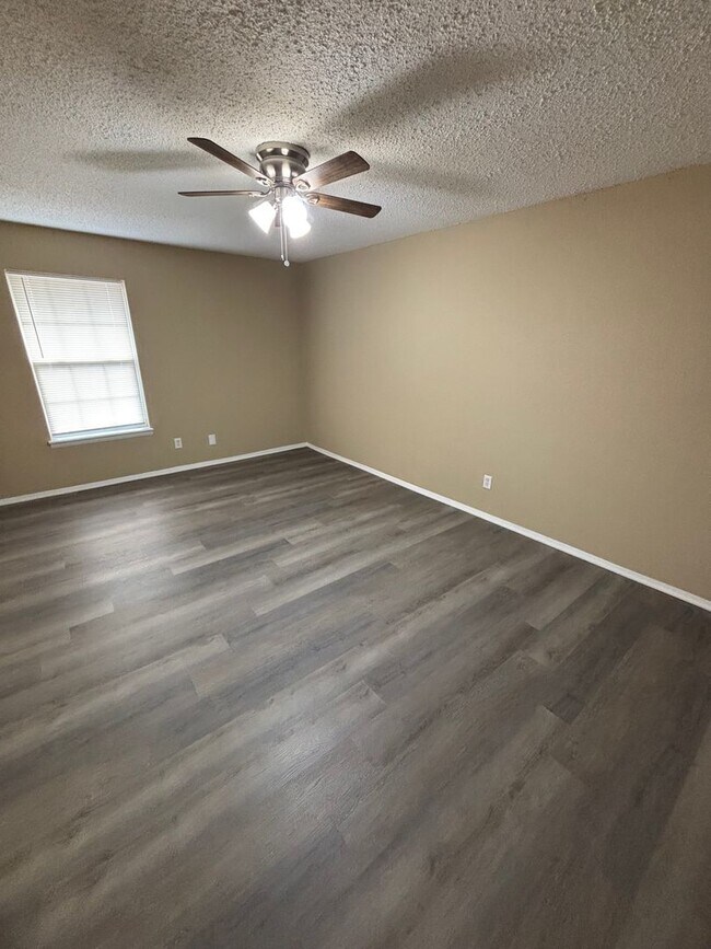 Building Photo - 2 Bedroom 1.5 Bath Updated Apartment