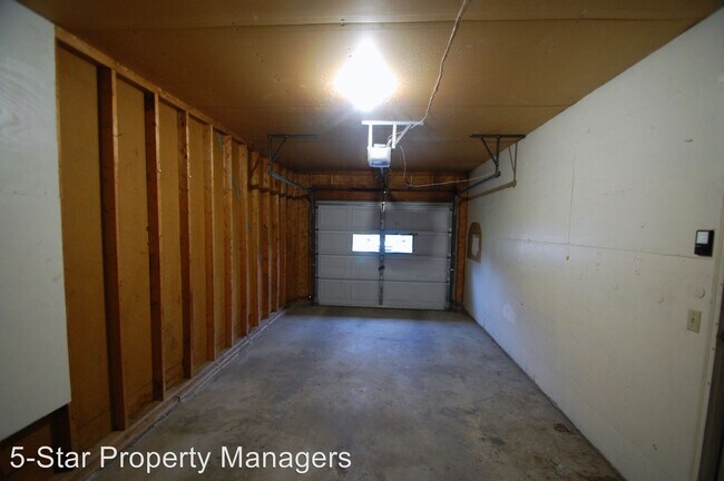 Building Photo - 402 S Silverwood Ln