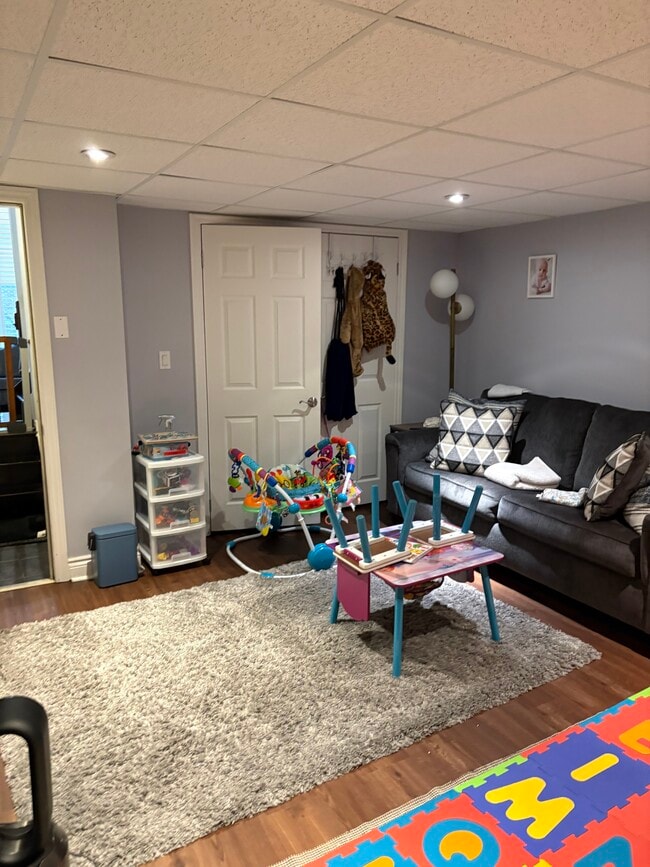 Building Photo - 287 Kingswood Rd