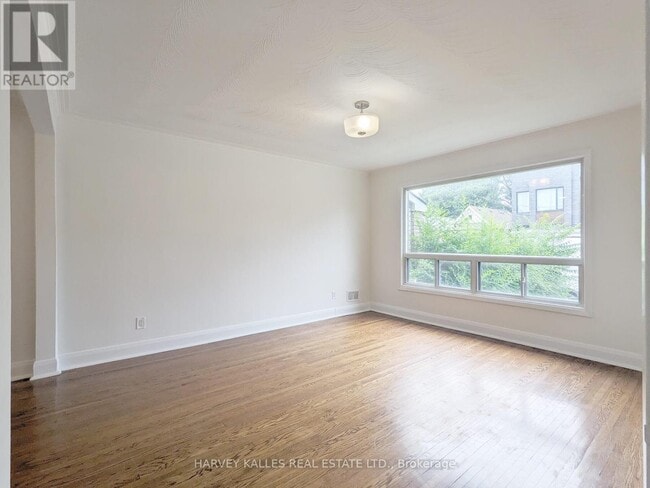 Building Photo - 242 Robina Ave