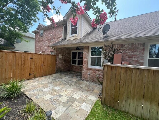 Building Photo - 1155 Enclave Square E
