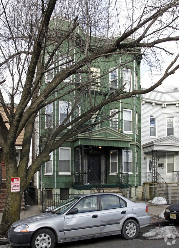 Building Photo - 112 Charles St