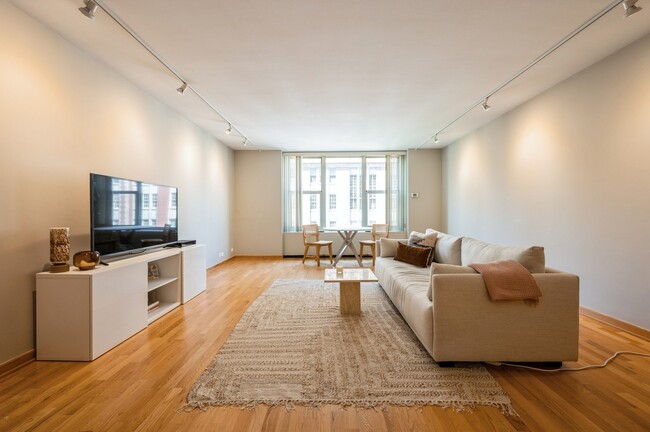 Foto del edificio - 1325 N State Pkwy