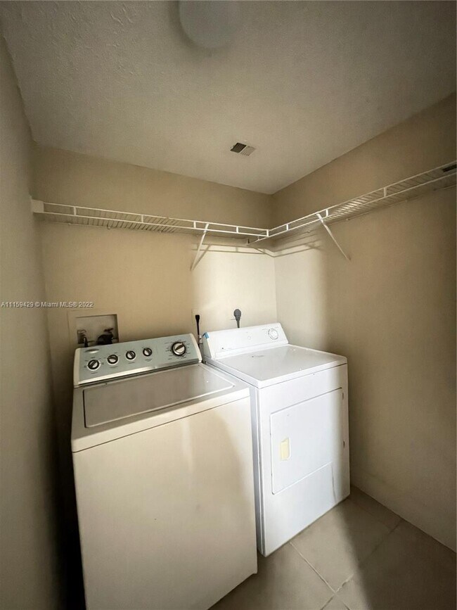 Building Photo - 1484 Lake Crystal Dr