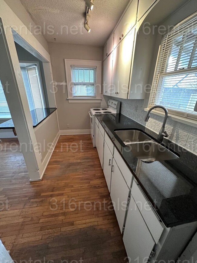 Building Photo - $895- 2 bed 1 bath - Single Family Home
