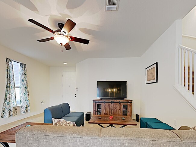 Building Photo - Beautiful 3 bedroom, 2 1/2 bath home in No...