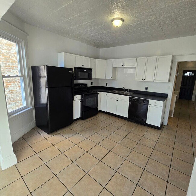 Foto del edificio - Large remodeled 4 bedroom with off street parking available