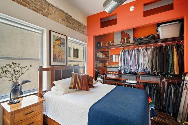 Building Photo - 705 Main St