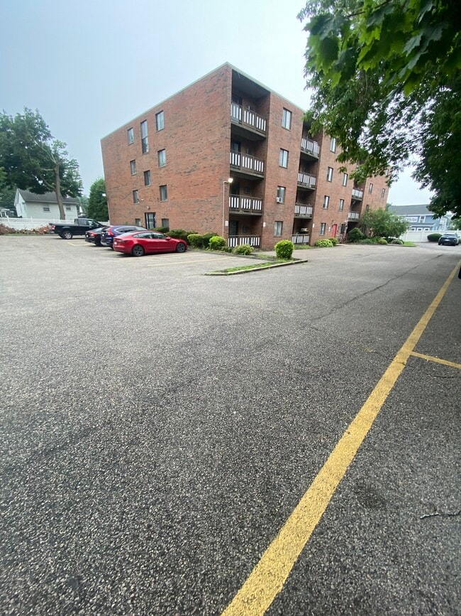 Building Photo - 170 Adams St