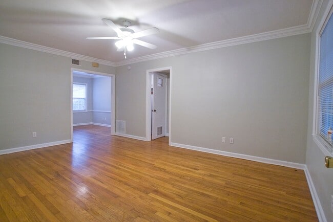 Building Photo - Quaint Downstairs 2 Bedroom
