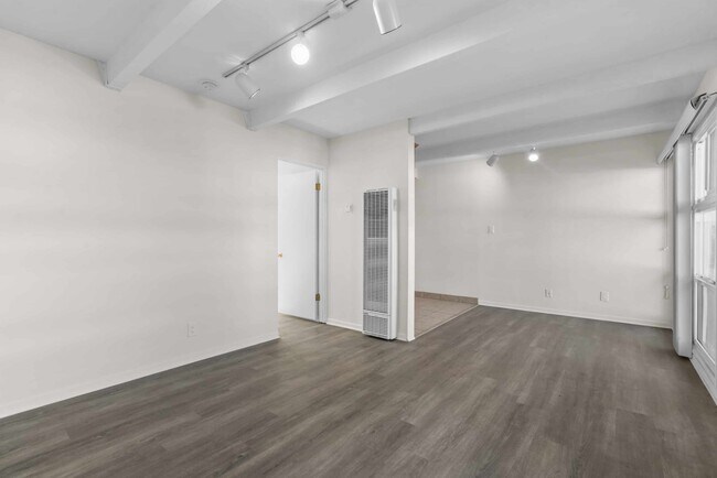 Foto del edificio - 10110  Camarillo Pl.