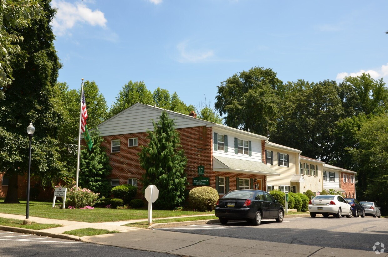 Rolling Glen Townhomes and Apartments Apartments Boothwyn, PA