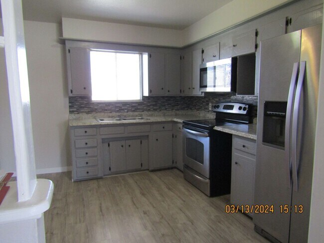 Building Photo - Freshly Painted/New Flooring Home!! Pets N...