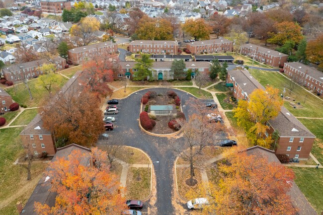 Building Photo - Hampton Gardens