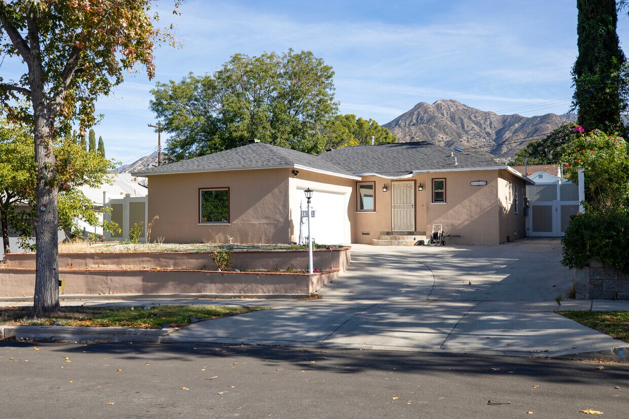 Primary Photo - 11024 Rhodesia Ave