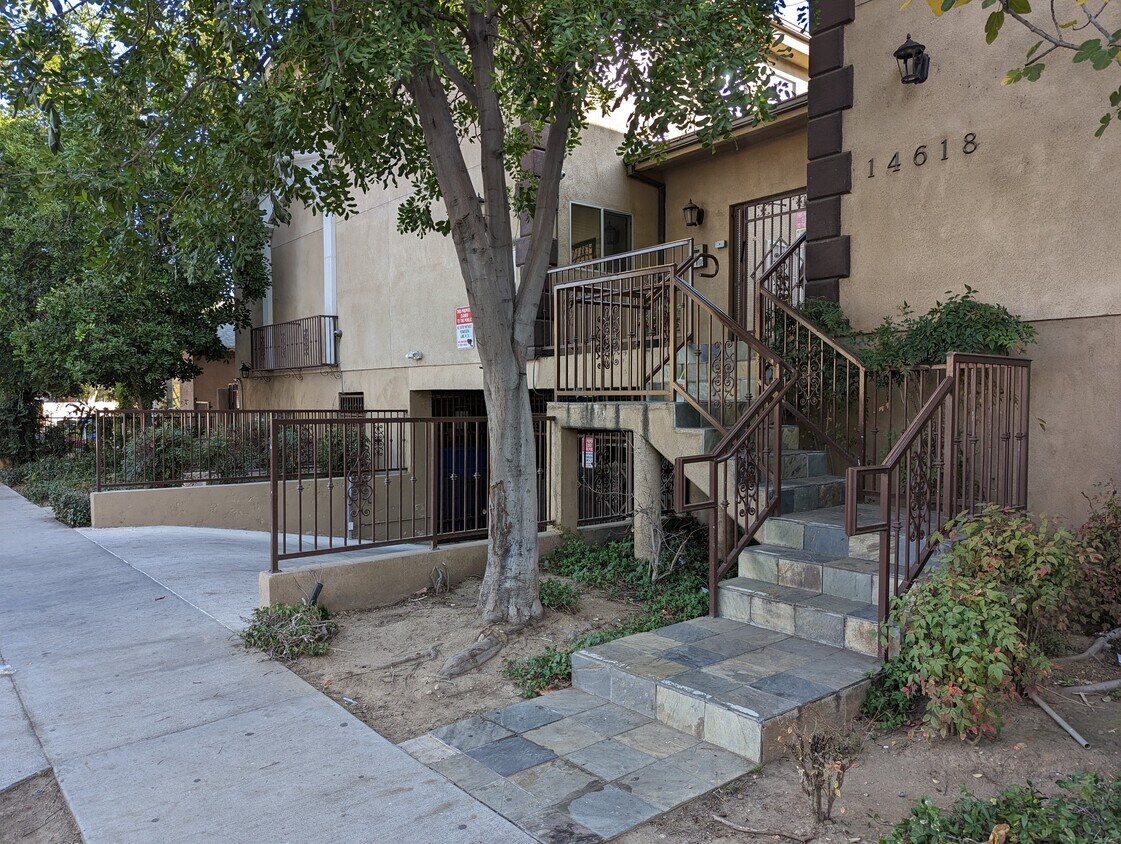 14618 Gilmore St, Van Nuys, CA 91411 Townhouse for Rent in Van Nuys, CA