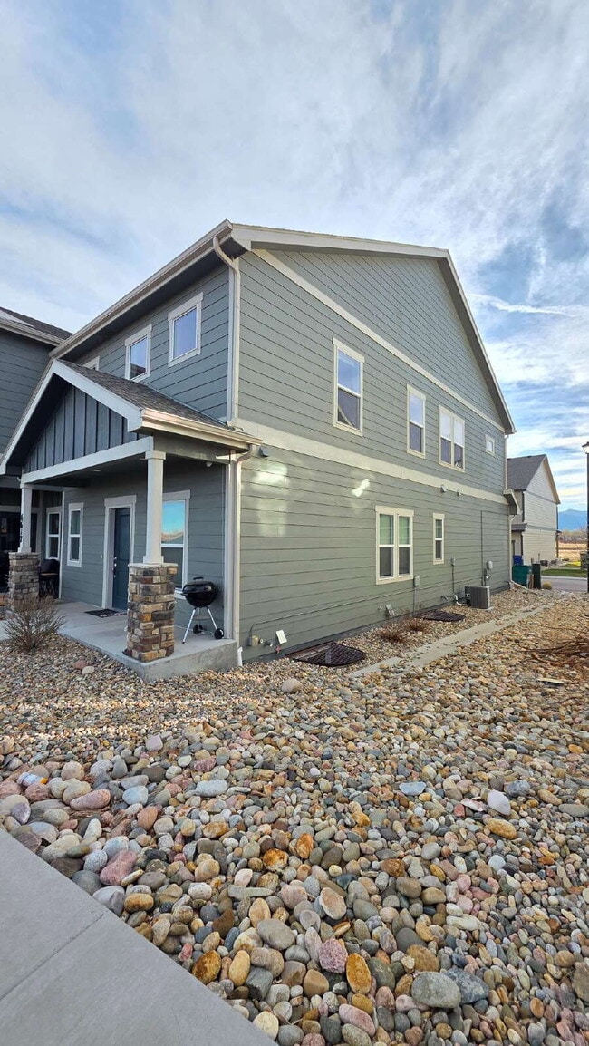 Building Photo - Lorson Ranch 5 bedroom Townhouse near military bases