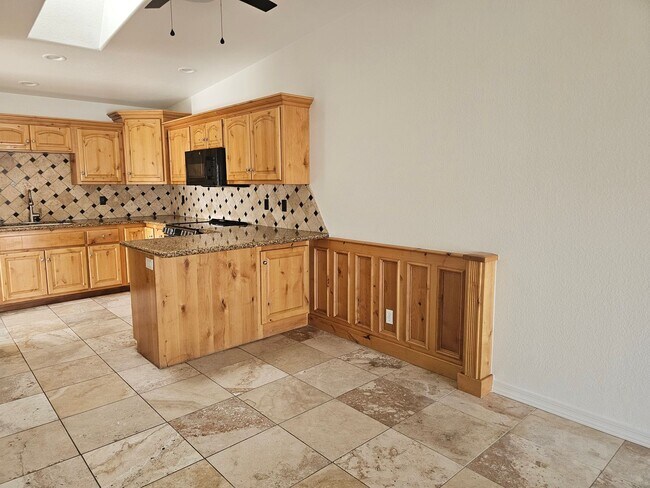 Foto del edificio - Unfurnished Duplex COMING SOON!!