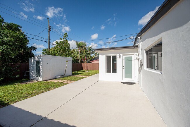 Foto del edificio - 3524 SW 14th St