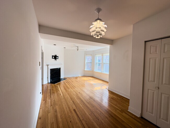 Living Room - 742 W Melrose St