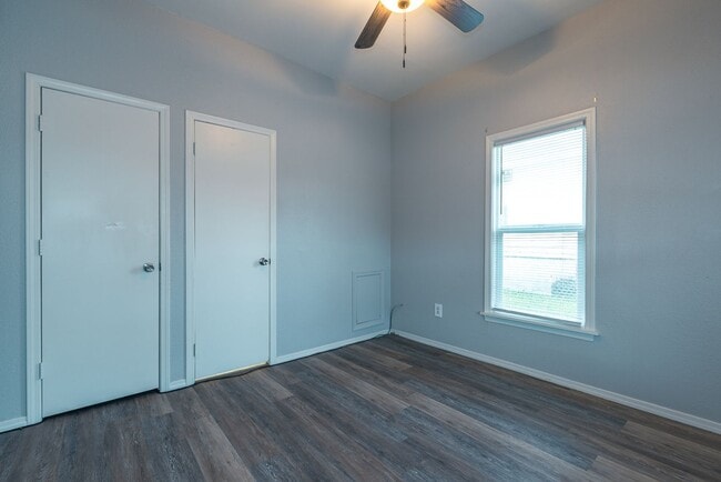 Building Photo - Beautiful 2 Bed 1 Bath in Quiet Area