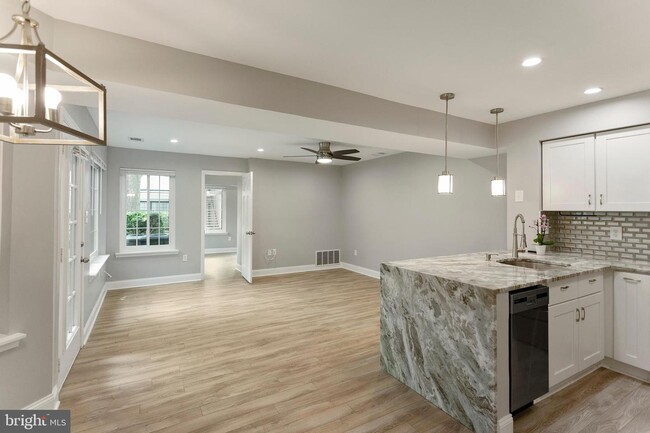 Building Photo - 1611 Carriage House Terrace
