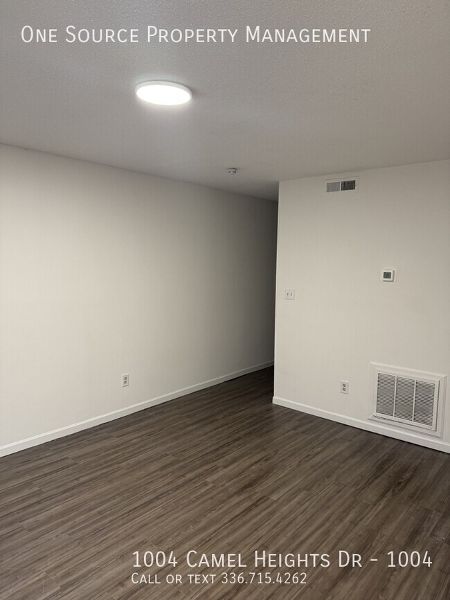 Foto del edificio - 1004 Camel Heights Dr