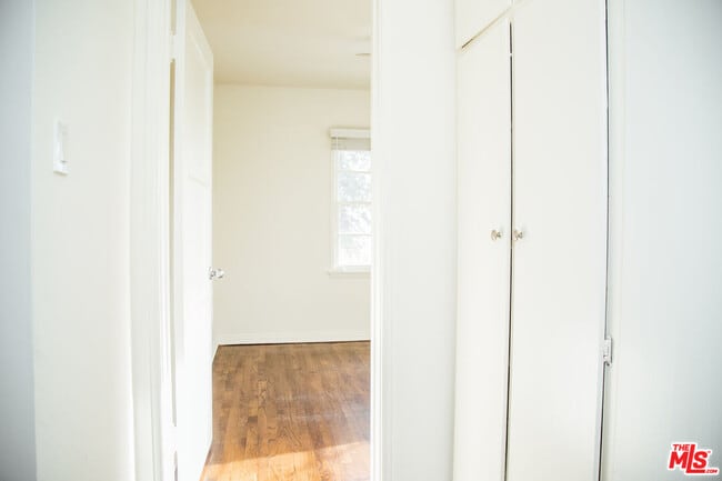 Foto del edificio - 521 Hollister Ave