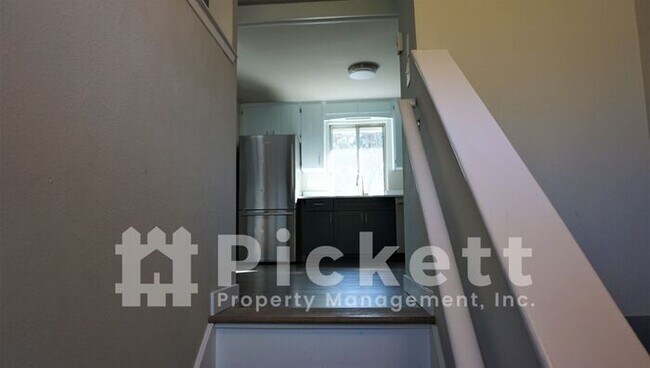Building Photo - 3 Bedroom Updated CK Home