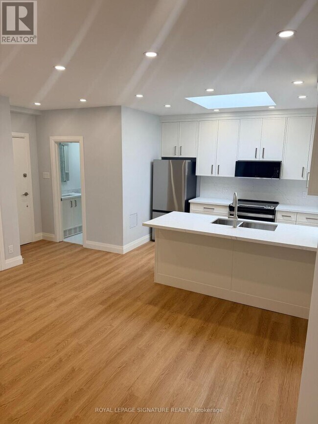 Photo du bâtiment - 1727a Bayview Ave