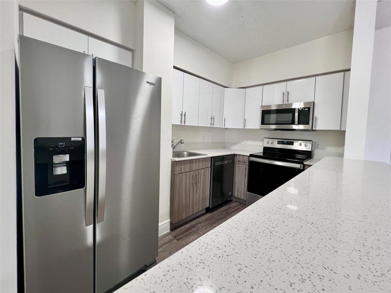 Foto principal - 7707 NW 7th St