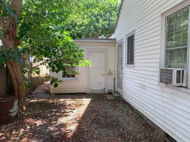 Building Photo - 842 Cabell Dr