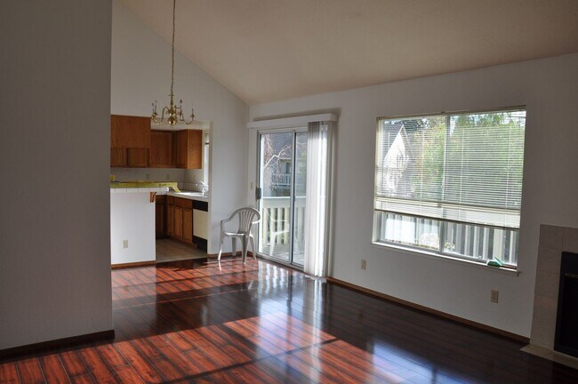 Building Photo - 2/2 with private balcony w/ AC & Complex Pool